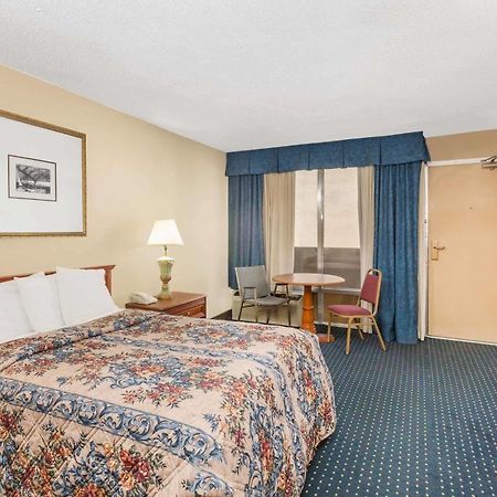 Mission Knights Inn Overland Park מראה חיצוני תמונה